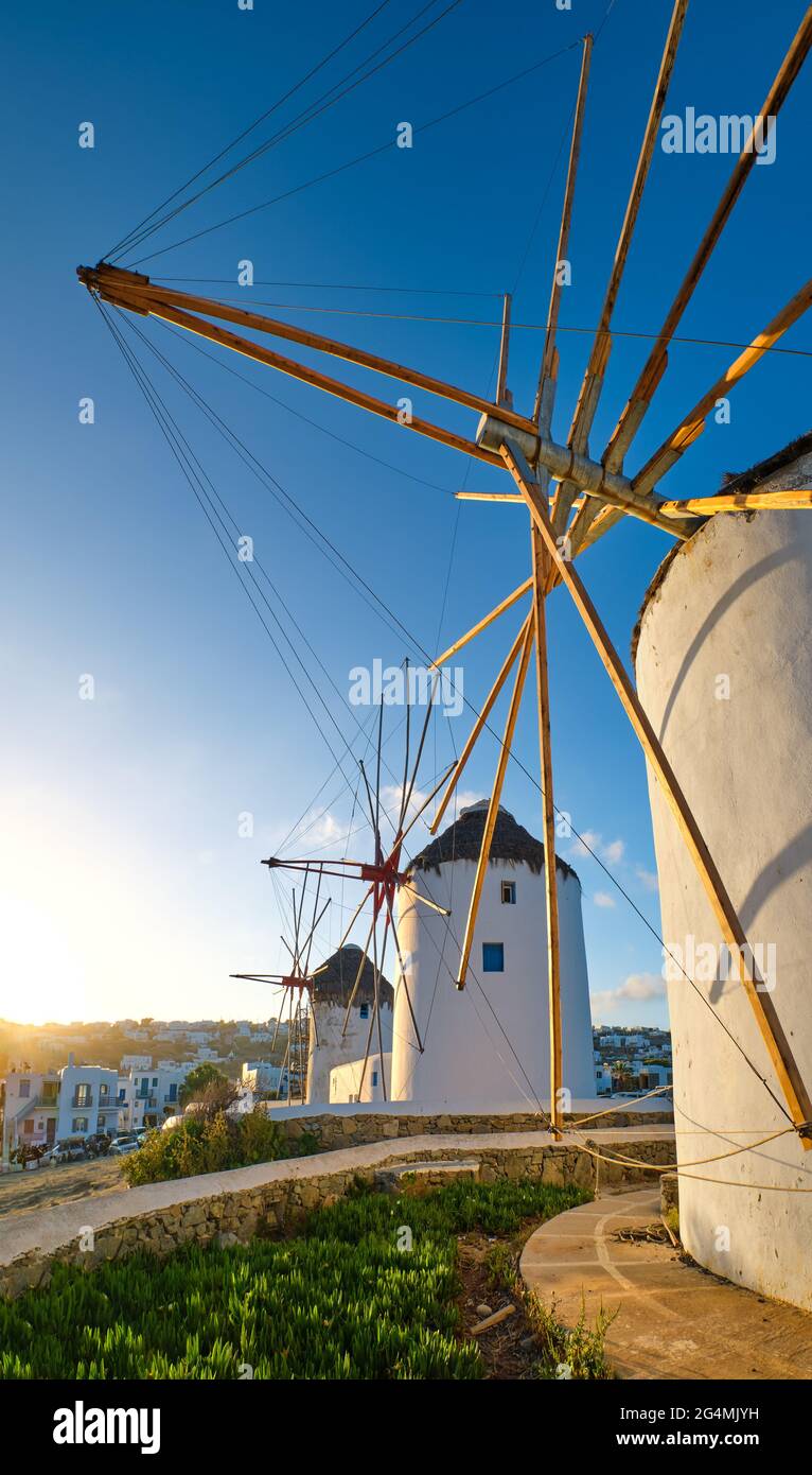 Berühmte Touristenattraktion von Mykonos, Griechenland. Traditionelle weißgetünchte Windmühlen. Sommer, Sonnenaufgang, blauer Himmel. Reiseziel, ikonische Aussicht. Fazit Stockfoto