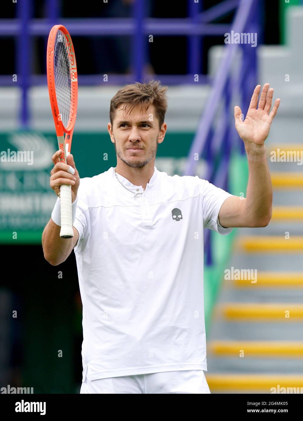 Der weißrussische Egor Gerasimov feiert sein Spiel gegen den Franzosen Jo-Wilfried Tsonga am vierten Tag der Viking International im Devonshire Park, Eastbourne. Bilddatum: Dienstag, 22. Juni 2021. Stockfoto