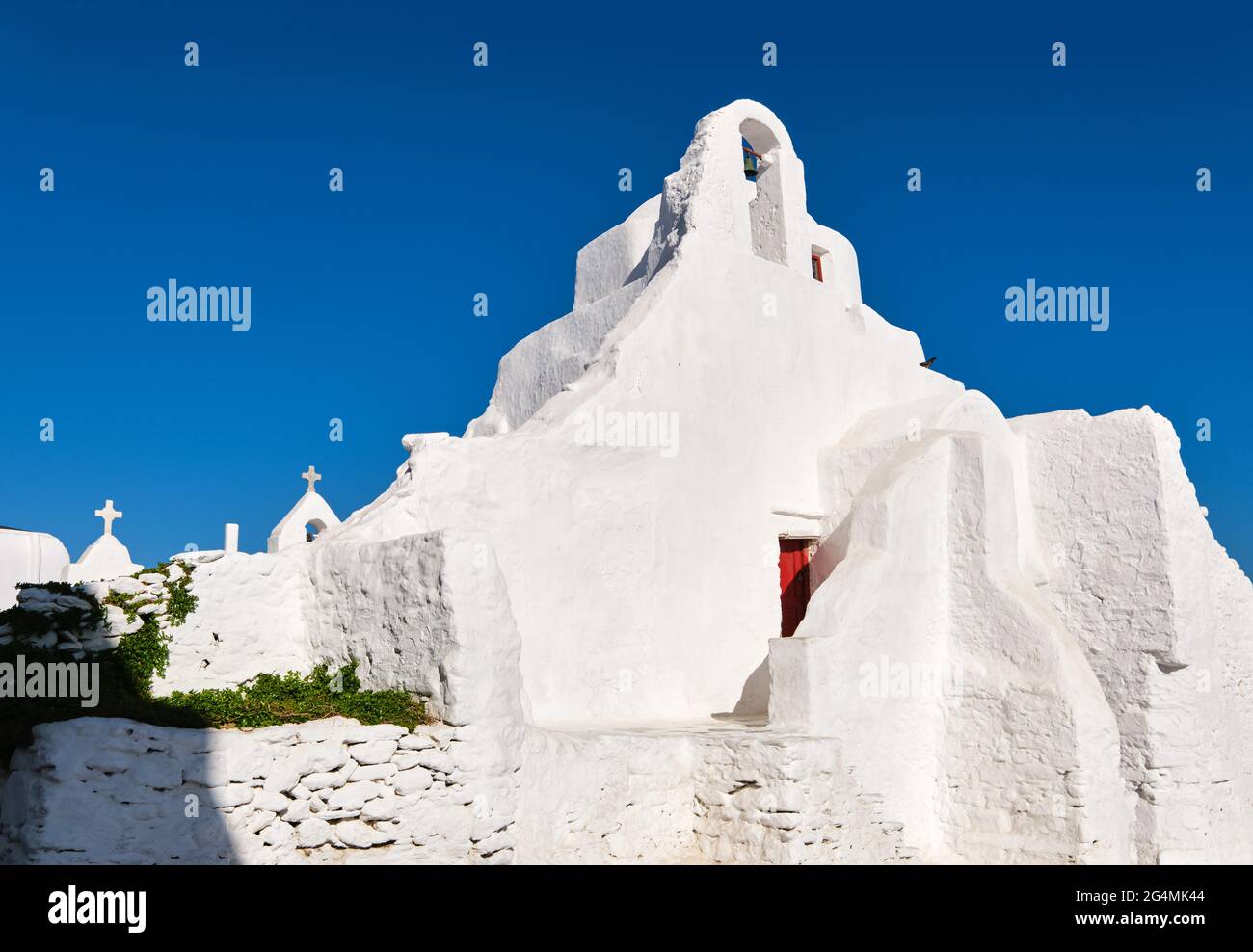 Ikonisches Touristendenkmal, Mykonos, Griechenland. Weiße griechisch-orthodoxe Kirche von Panagia Paraportiani, Stadt Chora auf der Insel bei Sonnenaufgang. Legendäres Reiseziel Stockfoto