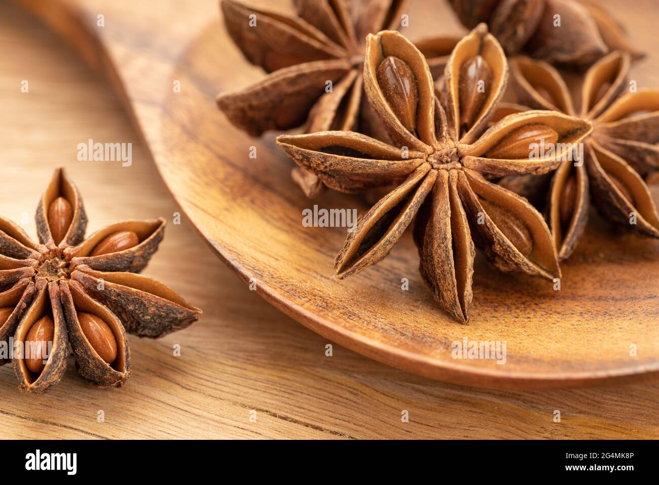 Sternanise auf Holzlöffel. Kochgewürz. Illicium verum Stockfoto