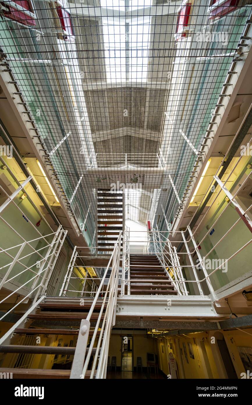 Innenansicht der ehemaligen Gefängnishalle im Peterhead Prison Museum in Peterhead, Aberdeenshire, Schottland, Großbritannien Stockfoto