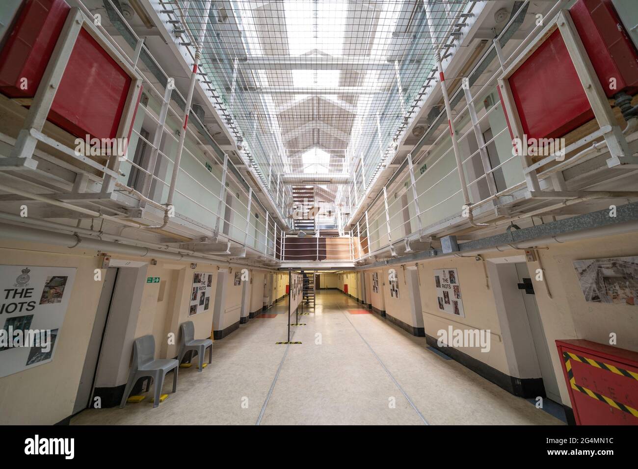 Innenansicht der ehemaligen Gefängnishalle im Peterhead Prison Museum in Peterhead, Aberdeenshire, Schottland, Großbritannien Stockfoto