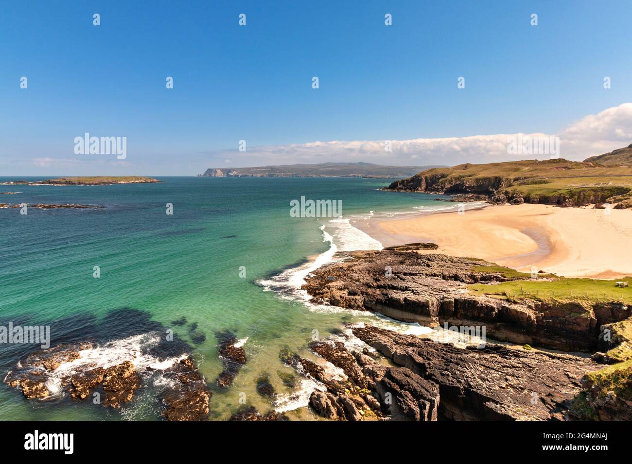 DURNESS SUTHERLAND SCOTLAND SANGOBEG SANDSTRAND PANORAMABLICK AUF DAS BLAUGRÜNE MEER UND DIE INSELN Stockfoto