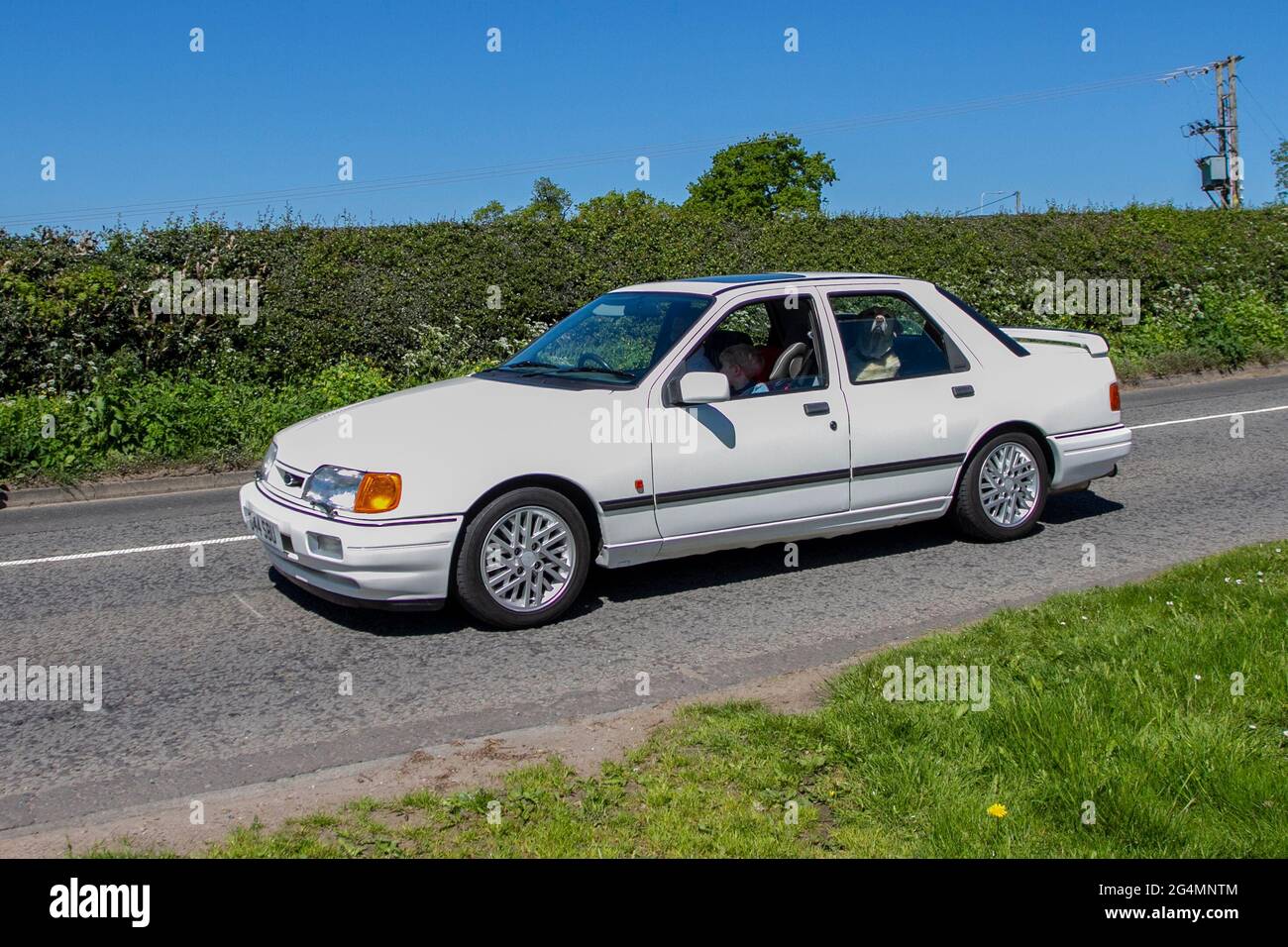 1989 80er Jahre weißer Ford Sapphire GH 1, 4dr Limousine auf dem Weg zur Capesthorne Hall classic May Car Show, Ceshire, UK Stockfoto