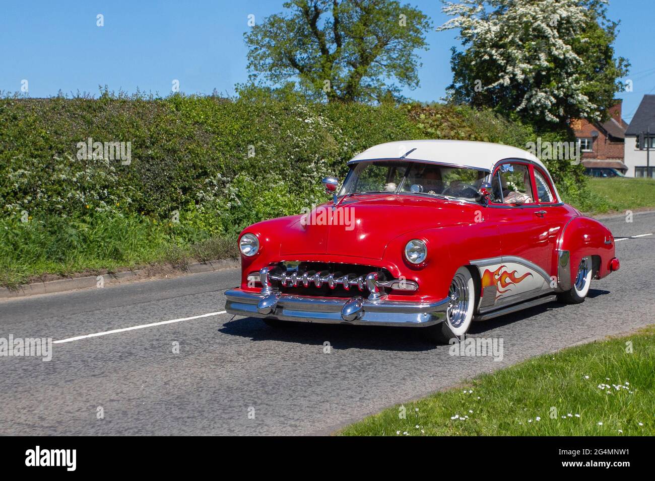 1949 1940s Red Custom Chevrolet American Chevy 3540cc, auf dem Weg zur Capesthorne Hall Classic Car Show im Mai, Cheshire, Großbritannien Stockfoto