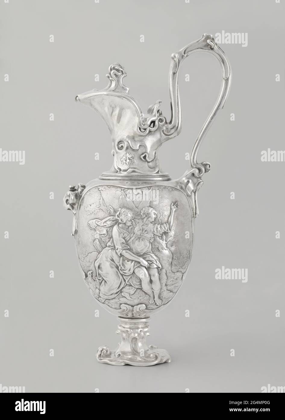 Ewer mit Szenen aus der Geschichte von Diana und Callisto. Jupiter verliebt sich in Callisto, einen Lieblingsgefährten der Göttin Diana. Als Diana verkleidet, nähert er sich der ahnungslosen jungen Frau und verführt sie. Als Diana und ihre Nymphen baden gehen, entdeckt Diana Callistos Schwangerschaft und vertreibt sie. Das tragische Ende wird auf dem zweiten Medaillon dargestellt: Juno, Jupiters eifersüchtiger Gatte, verwandelt Callisto in einen Bären. Stockfoto