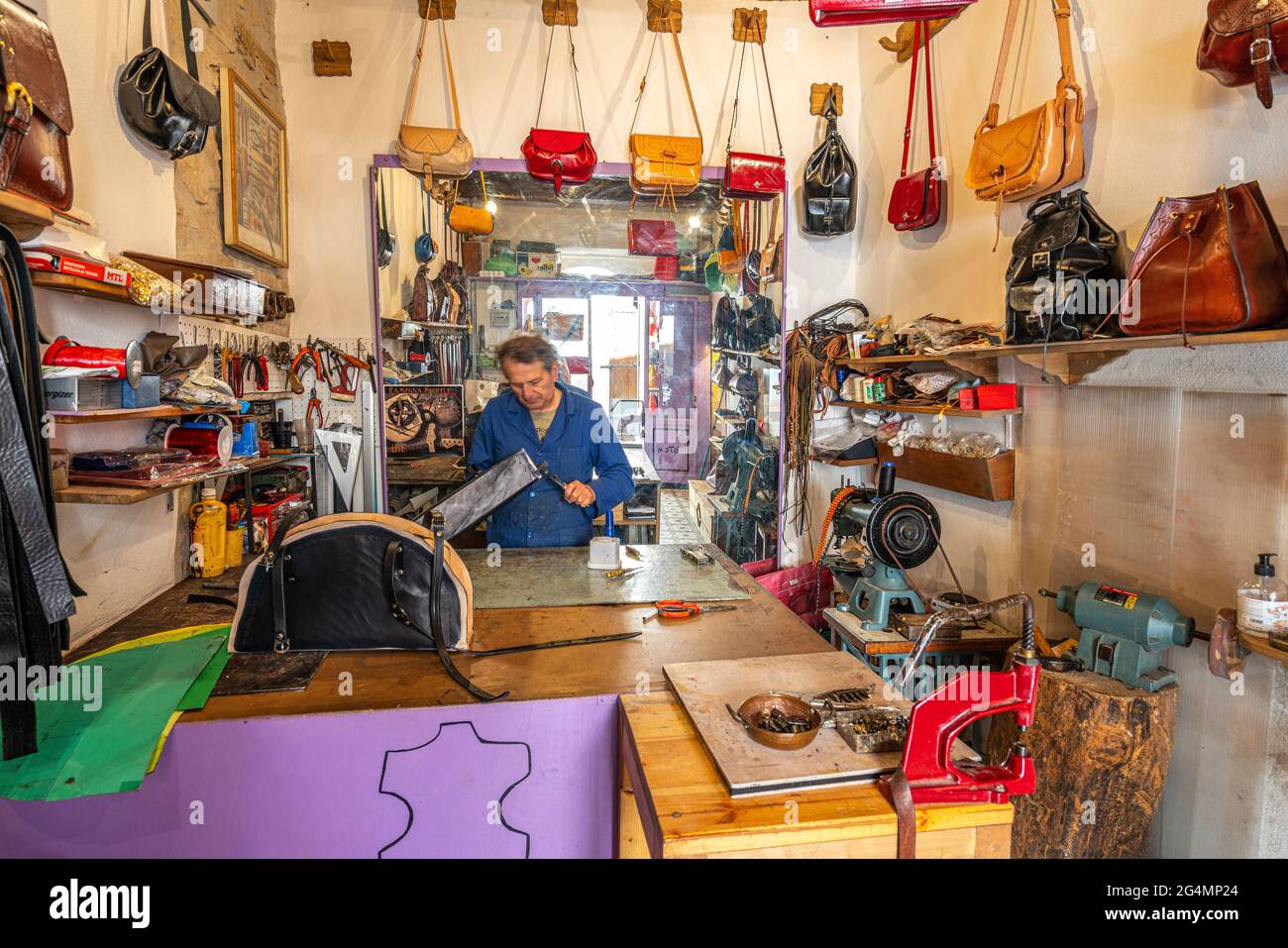 Lederhandwerker baut in seiner Werkstatt eine handgemachte Tasche. Isernia, Molise, Italien, Europa Stockfoto