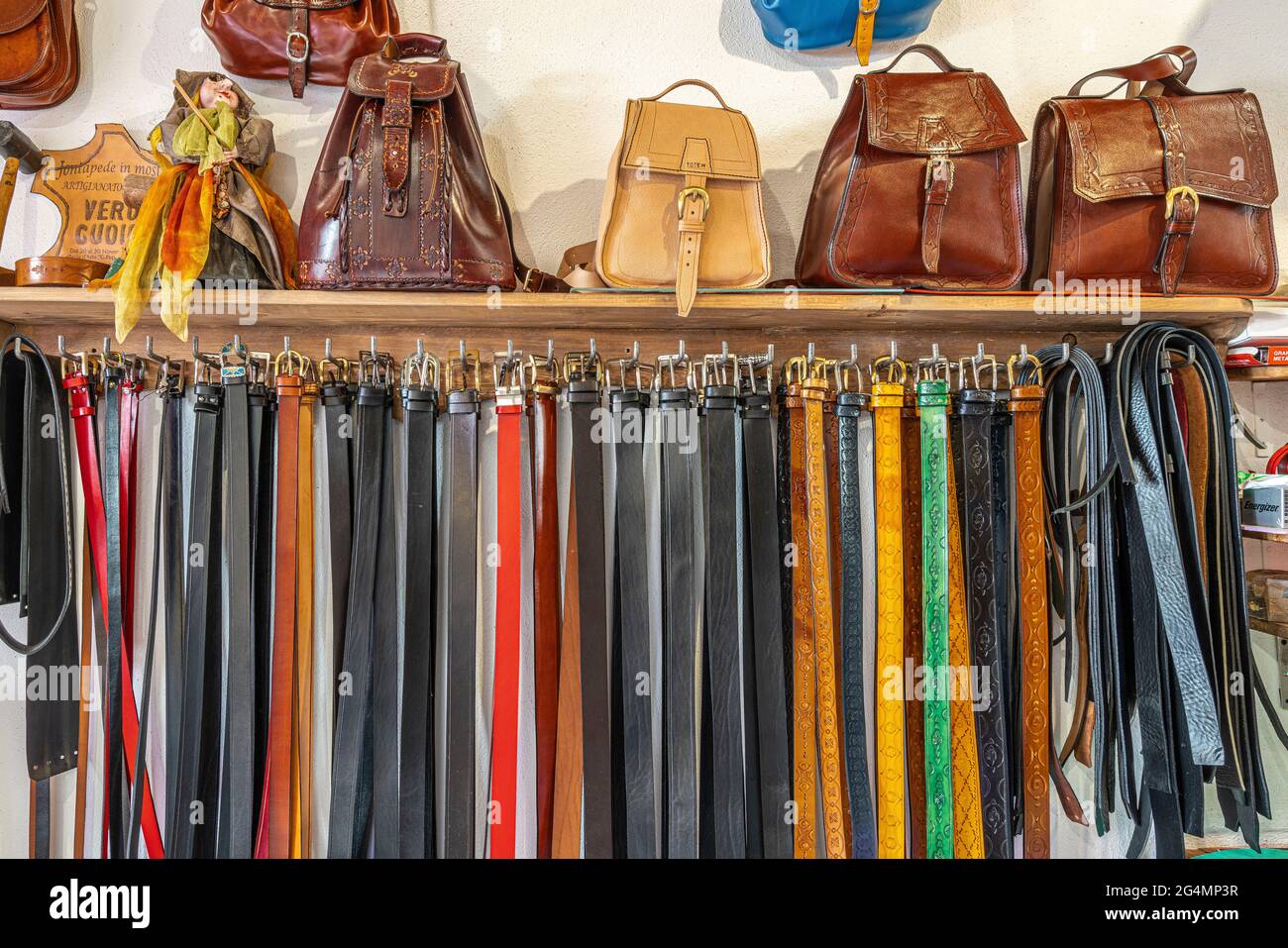Ledertaschen und -Gürtel, die von einem Lederhandwerker handgefertigt wurden, werden zum Verkauf angeboten. Isernia, Molise, Italien, Europa Stockfoto