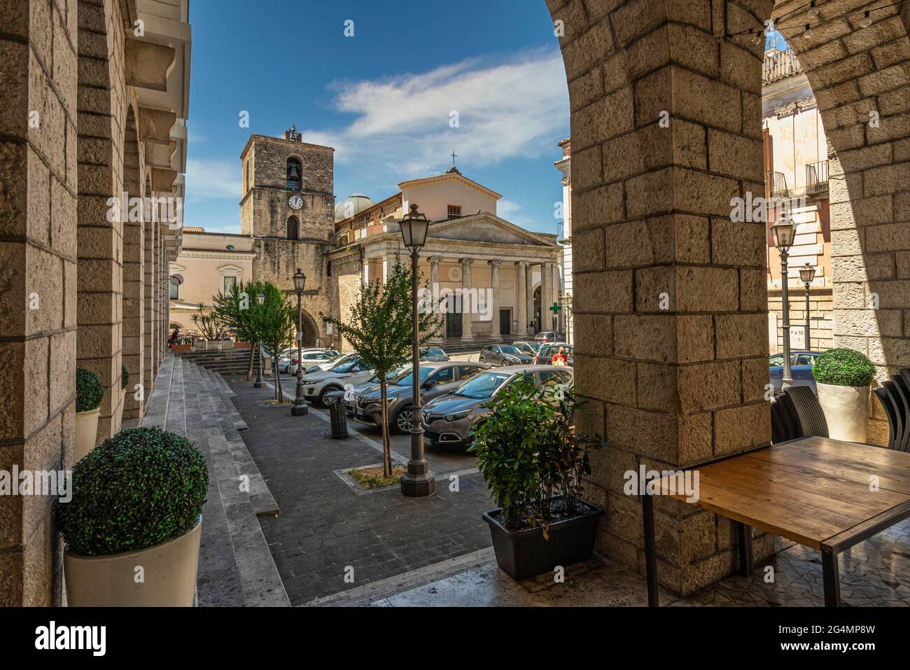 Blick aus dem Portikus der Kathedrale St. Peter der Apostel. Auf der Piazza Andrea d'Isernia, im historischen Zentrum der Stadt. Isernia, Molise Stockfoto