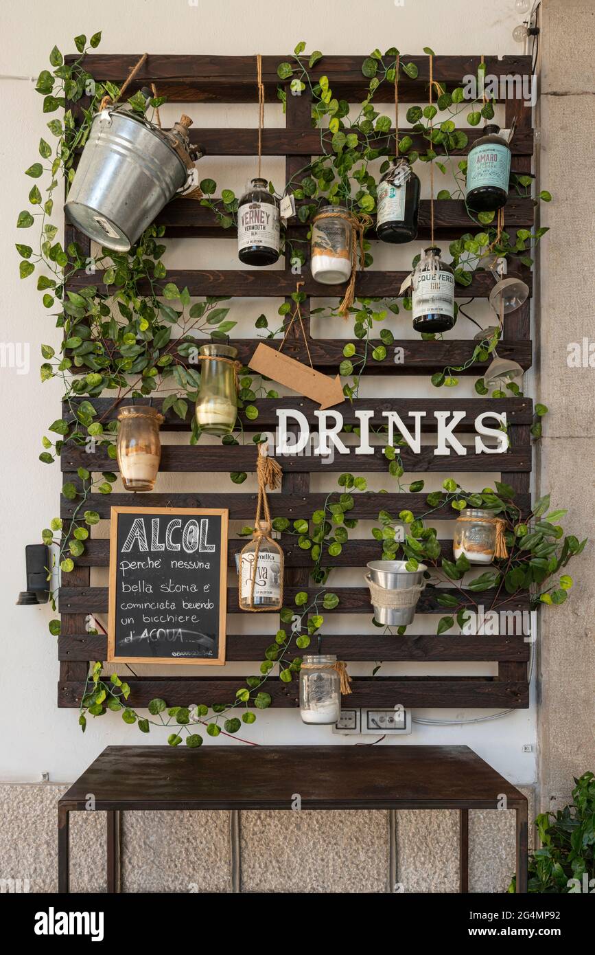 Getränke, Werbedisplay mit hängenden Alkoholflaschen. Konzeptionell. Isernia, Molise, Italien, Europa Stockfoto