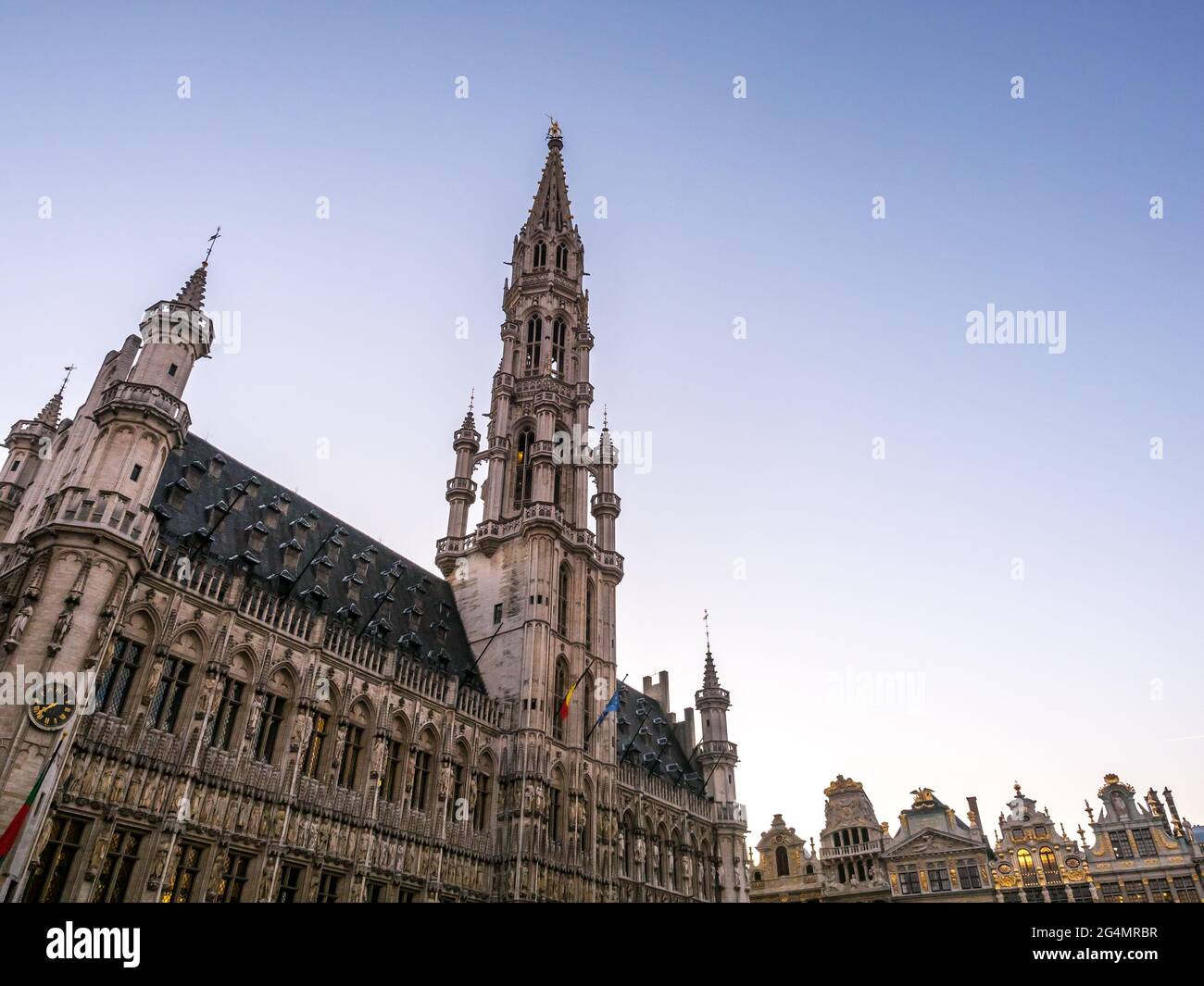 Der Grand Place ist ein wunderschönes und elegantes Wahrzeichen in Brüssel, Belgien, unter dem Abendhimmel in der Dämmerung Stockfoto