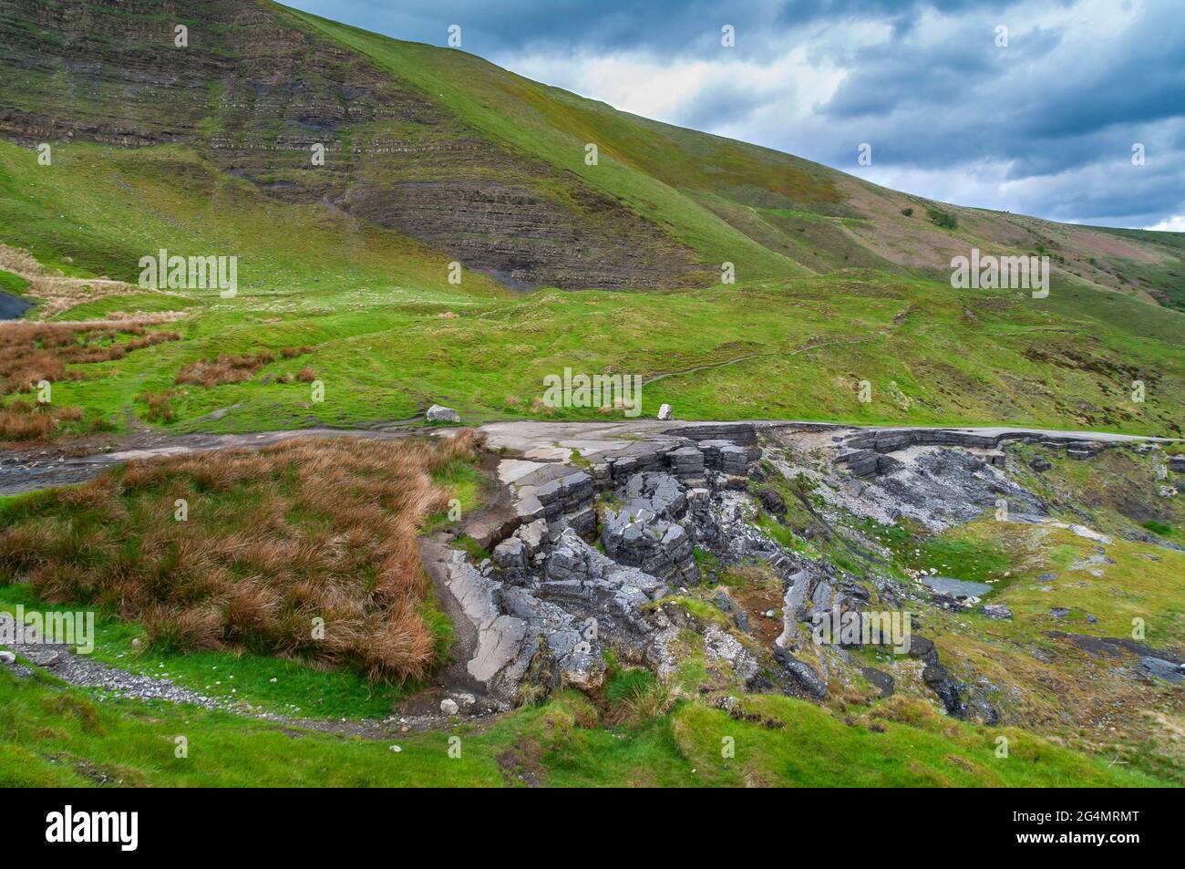 Die eingestürzte Straße an den Flanken des Mam Tor in Castleton, Hope Valley, verursacht durch den kontinuierlichen Erdrutsch, der ein Merkmal des Hügels ist. Stockfoto