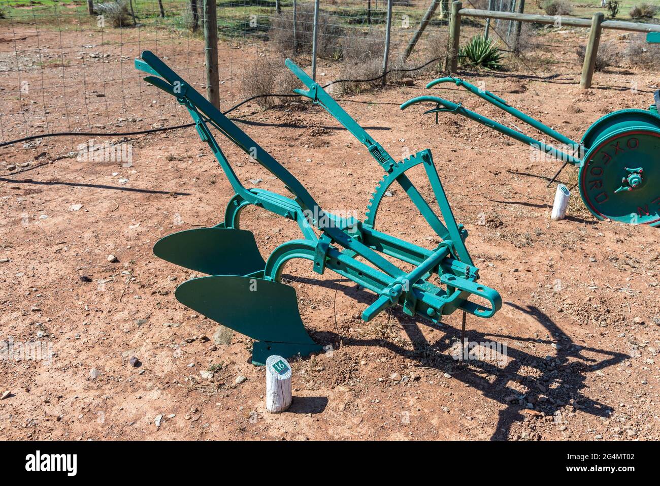 MCGREGOR, SÜDAFRIKA - 8. APRIL 2021: Ein historischer zweifurchiger Pflug. Es wurde von sechs Eseln gezogen Stockfoto
