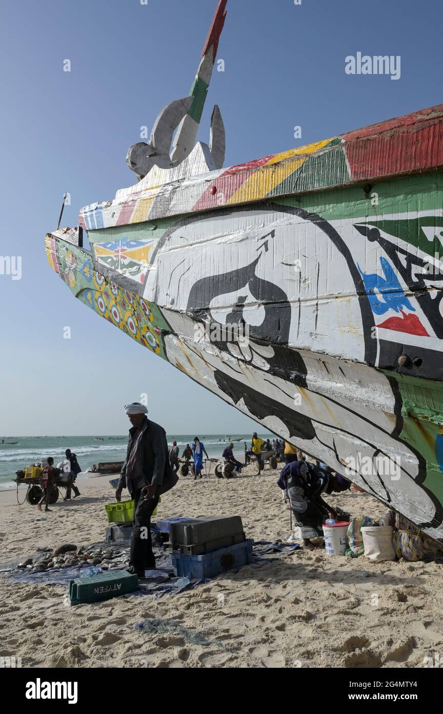 MAURETANIEN, Nouakchott, atlantik, Fischerhafen, Küstenfischer, Bunt bemalte Holzboote / MAURETANIEN, Nuakschott, Fischerhafen, atlantischer Ozean, Küstenfischer Stockfoto