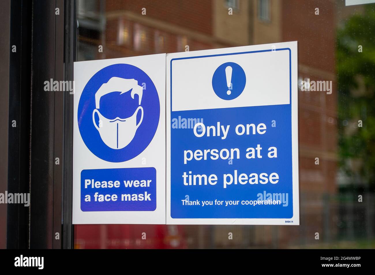 Slough, berkshire, Großbritannien. Juni 2021. Ein Covid-19-Schild in einem Schaufenster. Aufgrund der Verbreitung der indischen Variante Covid-19 finden Surge-Tests in Slough statt. Kredit: Alamy Live Nachrichten Stockfoto