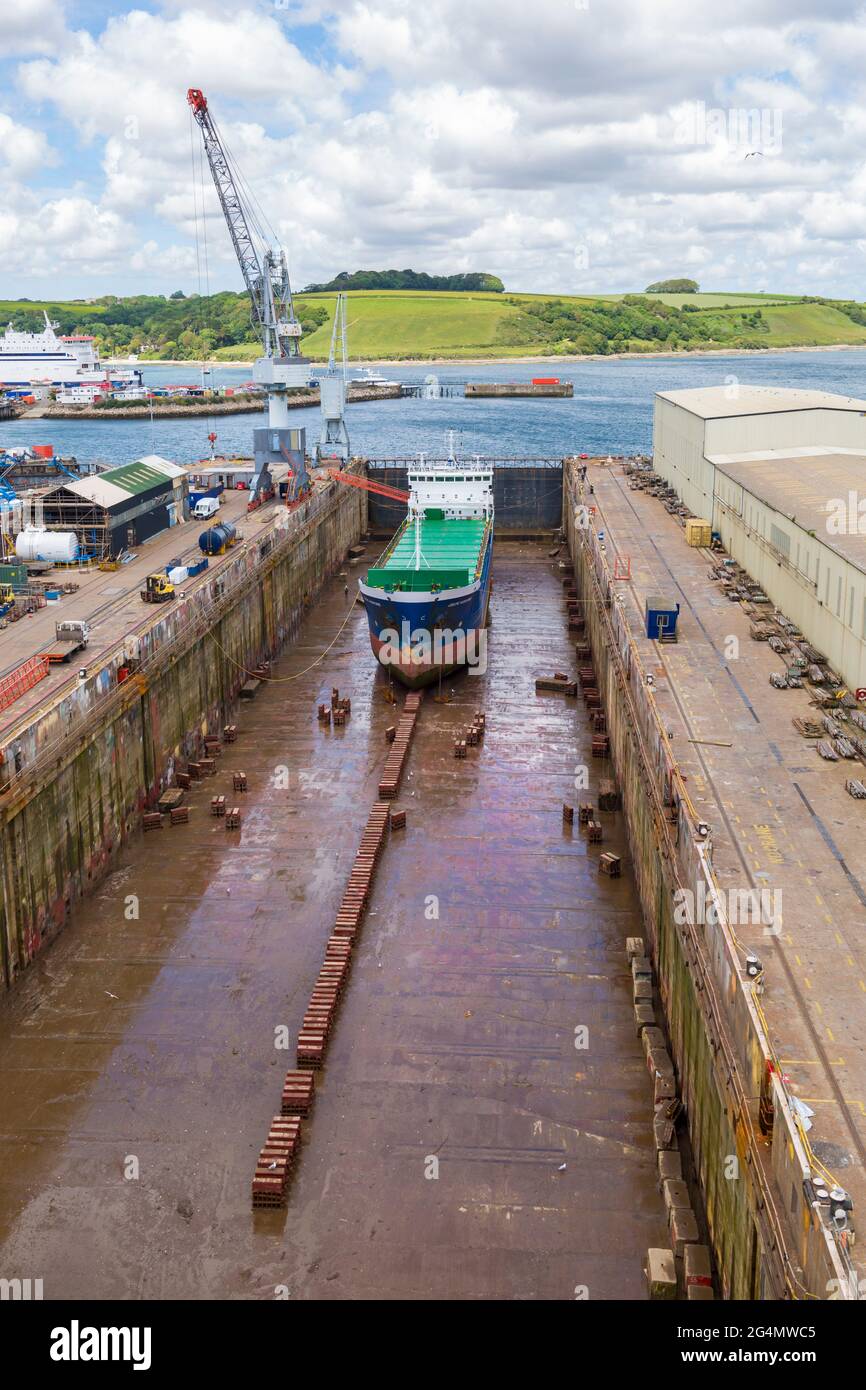 Celtic Venture Frachtschiff im Trockendock in Falmouth, Cornwall UK im Juni - Falmouth dockt an Stockfoto