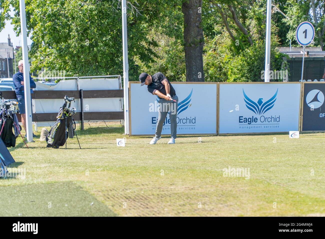 Montrose, Angus, Schottland, Großbritannien, 22. Juni 2021: In dieser Woche findet die PGA Europro Tour - The Eagle Orchid Scottish Masters - im Montrose Golf Links statt. Spielen auf dem fünftältesten Golfplatz der Welt. (Kurs 1562) heute nahmen die Profis an der Pro-am-Veranstaltung Teil, mit dem Hauptturnier, das morgen beginnt, mit dem ersten Abschlag um 0630 Uhr, werden die Profis um einen Anteil des £49,235 Preisfonds spielen. (Credit-Barry Nixon/Alamy Live News) Stockfoto