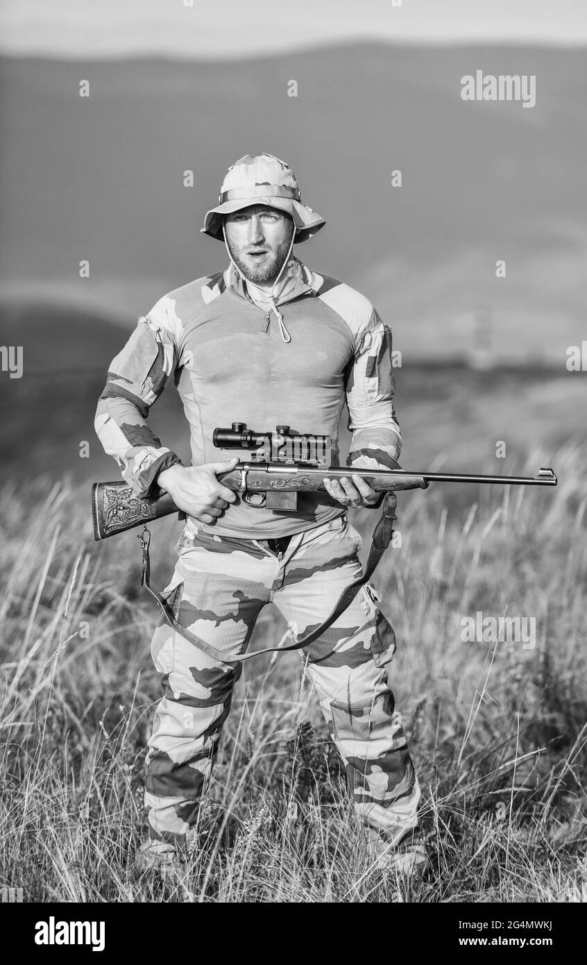 Hobby für echte Männer. Mann mit Waffe. Militärische männliche Mode. Kriegszeit. Soldat im Dienst. Waffengeschäft Konzept. Waffengenehmigung. jäger in Tarnung Stockfoto