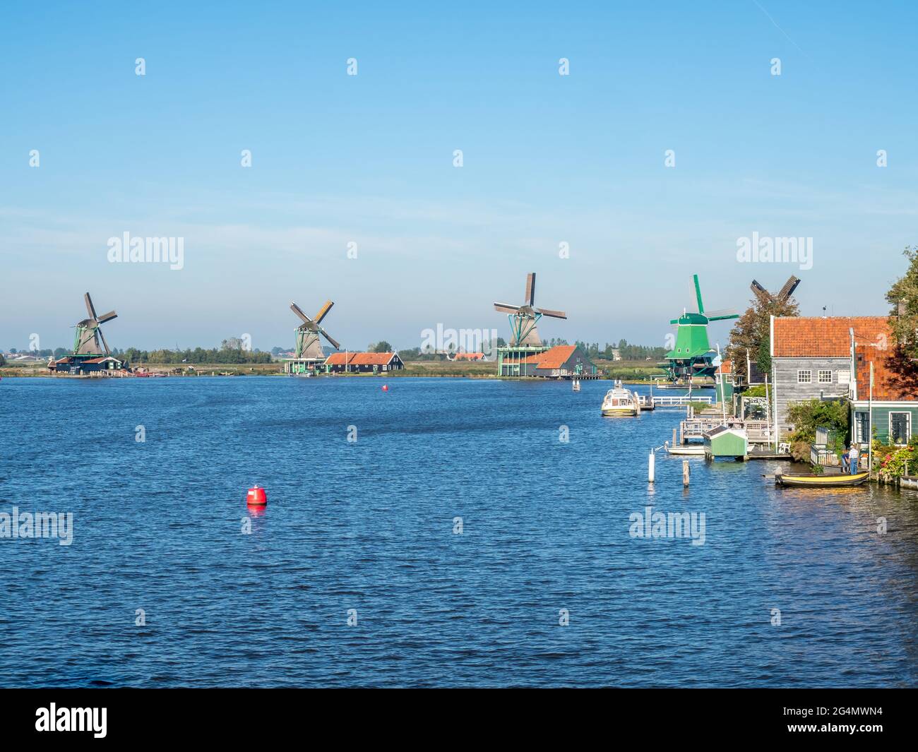 Zaan Schans ist beliebte Attraktionen in den Niederlanden, hat eine Sammlung von gut erhaltenen historischen Windmühlen und Häusern, diese Ansicht von der Brücke unter Blau Stockfoto