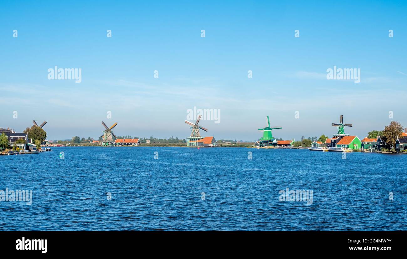 Zaan Schans ist beliebte Attraktionen in den Niederlanden, hat eine Sammlung von gut erhaltenen historischen Windmühlen und Häusern, diese Ansicht von der Brücke unter Blau Stockfoto