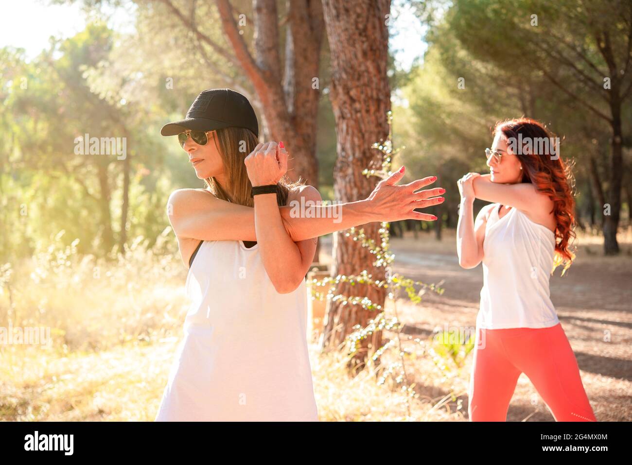 Junge Frau Paar trainieren in einem Park nach dem Training Wellness-Konzept in der Natur Stockfoto