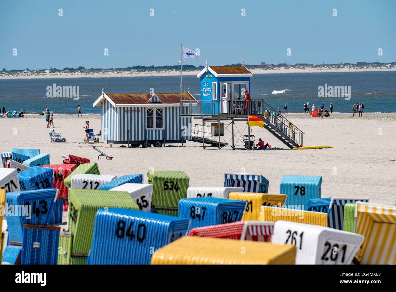 Nordseeinsel Langeoog, Frühsommer, kurz nach der ersten Lockerung der Sperre in der Corona-Krise, noch recht wenige Touristen am Strand, b Stockfoto