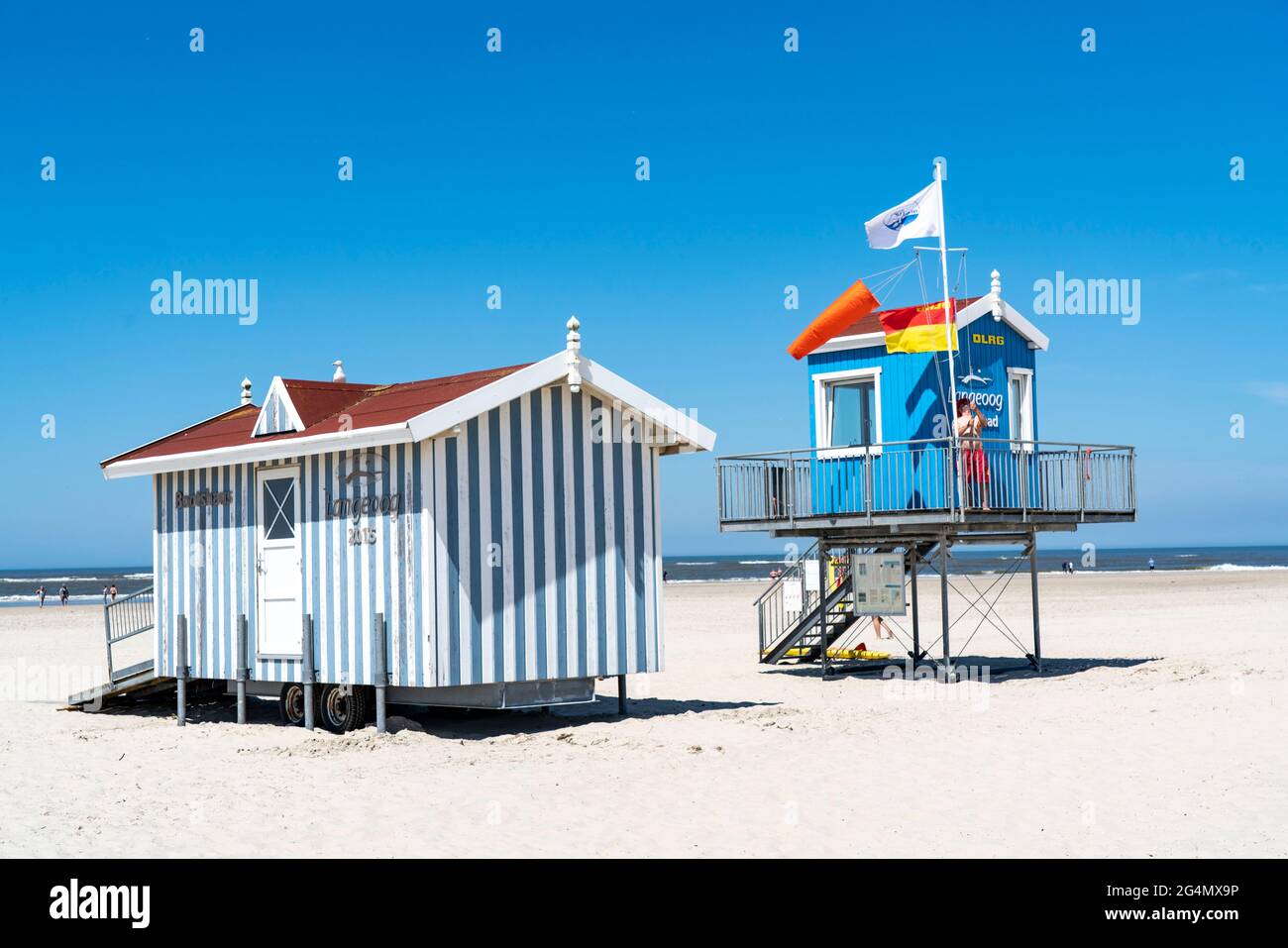 Nordseeinsel Langeoog, Frühsommer, kurz nach der ersten Lockerung der Sperre in der Corona-Krise, noch recht wenige Touristen am Strand, D Stockfoto