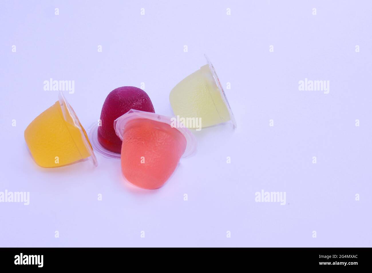 Jelly-Snacks, die in verschiedenen Farben köstlich aussehen, ziehen das Interesse der Kinder an ihren Verzehr an. Stockfoto