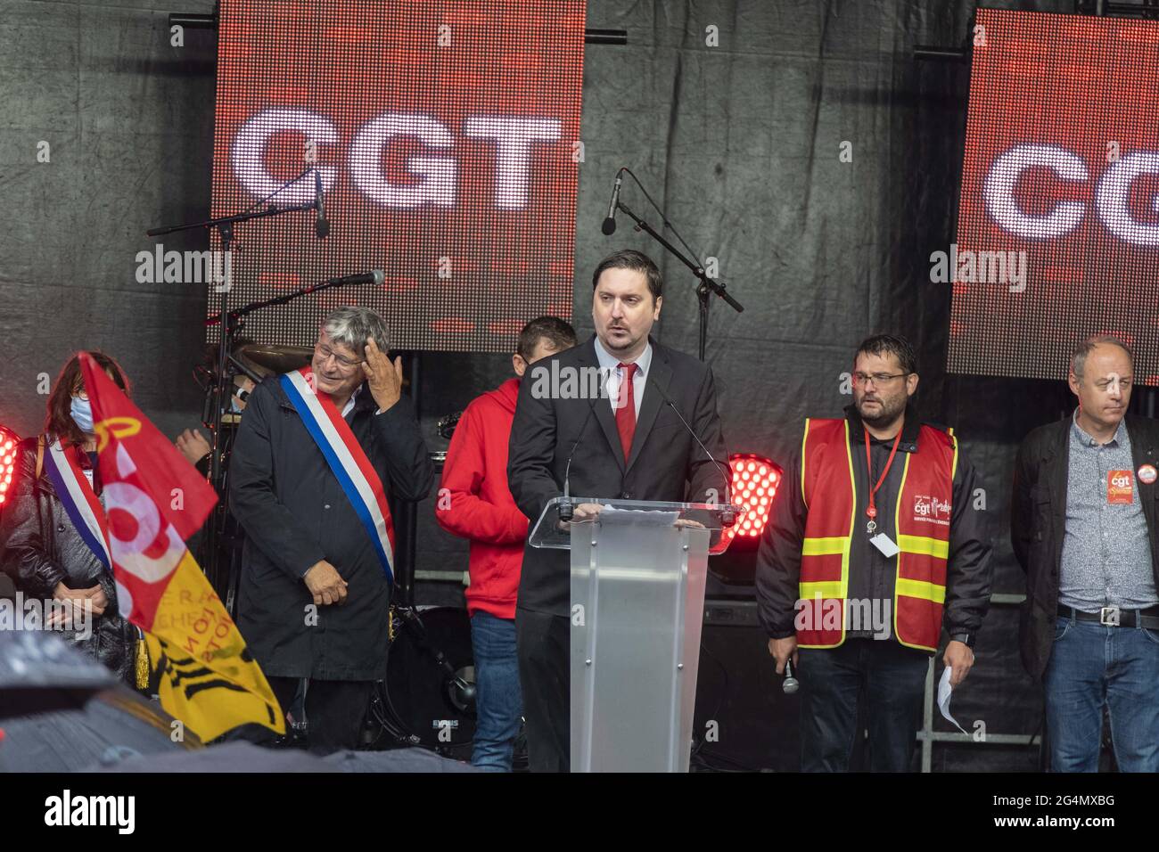 Paris, Frankreich. Juni 2021. Rede von Laurent Brun, Generalsekretär der CGT Cheminots. CGT National Federation of Mines and Energy und Arbeiter demonstrieren am 22. Juni 2021 gegen das Projekt „Hercules“, das den französischen Stromgiganten EDF am Place de la Republique in Paris auflösen soll. Foto von Pierrick Villette/Avenir Pictures/ABACAPRESS.COM Quelle: Abaca Press/Alamy Live News Stockfoto