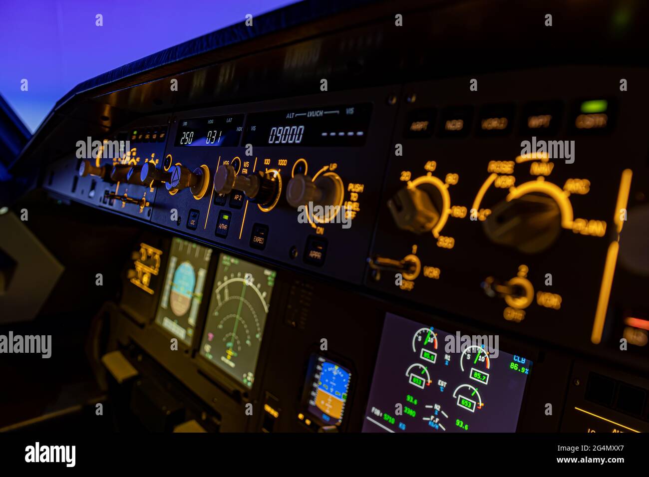 Die Flight Control Unit eines Verkehrsflugzeugs, mit verschiedenen Bekennern und Schaltern, um die Flugzeugsysteme zu steuern. Stockfoto