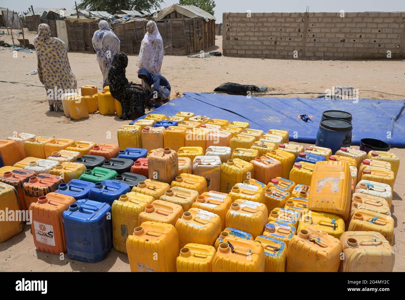 MAURETANIEN, Nouakchott, Slum Gazara, Wasserversorgung mit Plastikwasserbeutel / MAURETANIEN, Nuakschott, Slum Gazara, Wasserversorgung mit einem Wasserschlauch Stockfoto