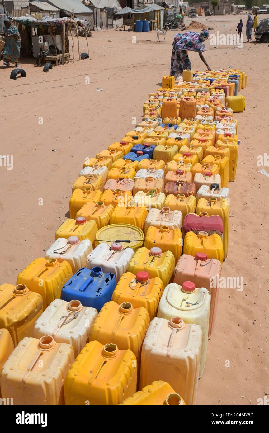 MAURETANIEN, Nouakchott, Slum, schlechte Wasserversorgung / MAURETANIEN, Nuakschott, Slum Gazara, mangelnde Wasserversorgung Stockfoto