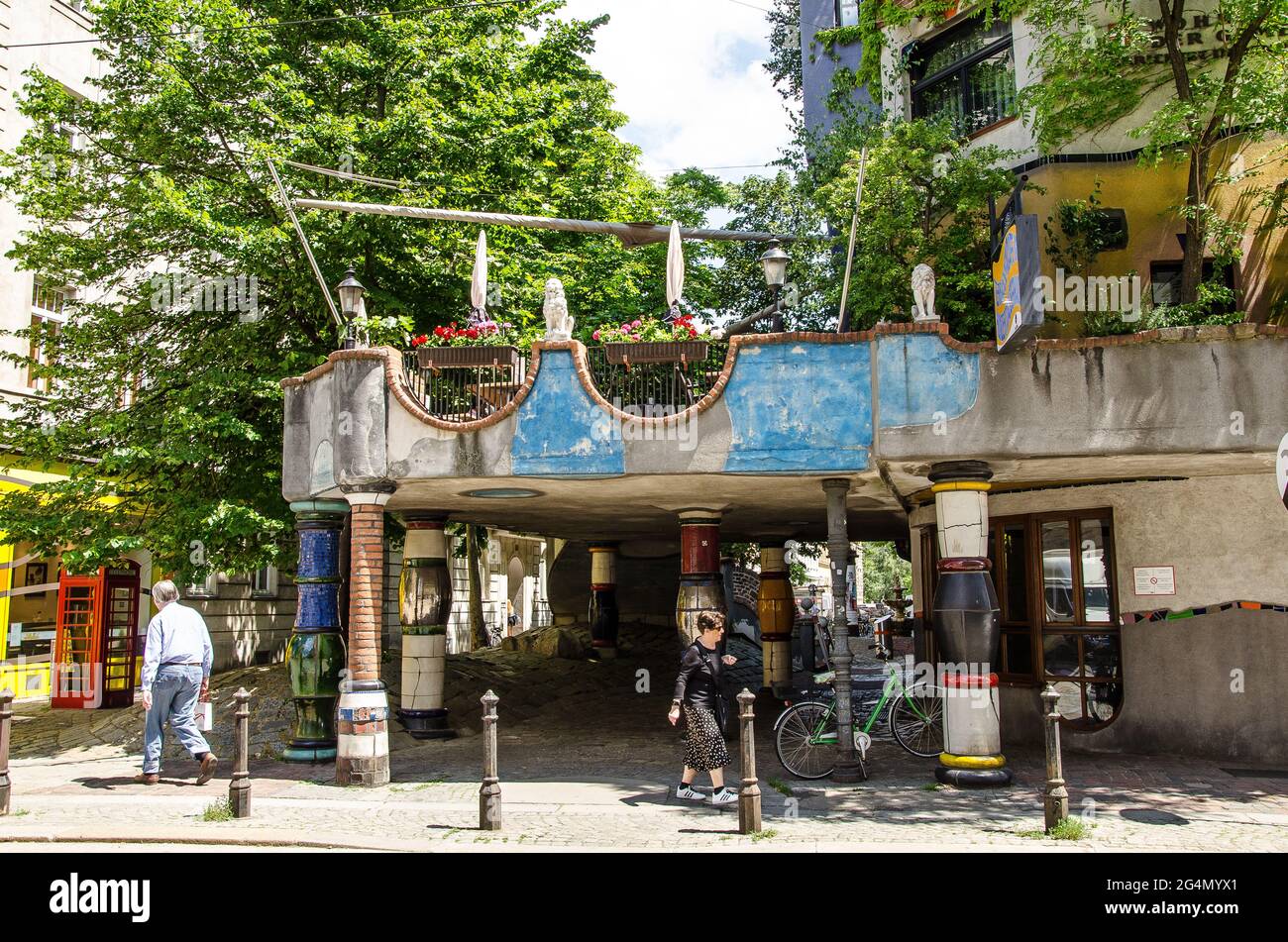 Das Hundertwasserhaus ist ein Wohnhaus in Wien, das nach der Idee und dem Konzept des österreichischen Künstlers Friedensreich Hundertwasser gebaut wurde Stockfoto