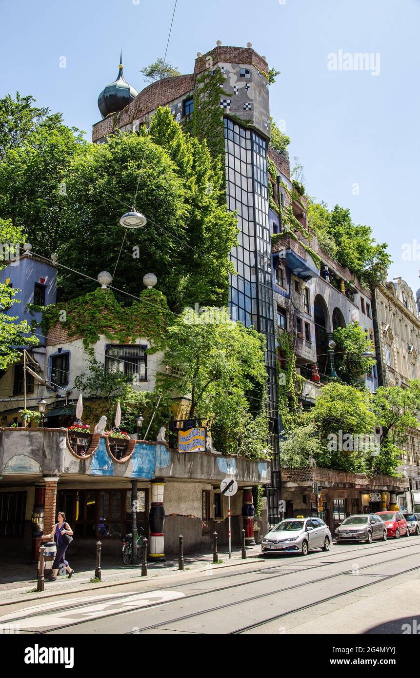 Das Hundertwasserhaus ist ein Wohnhaus in Wien, das nach der Idee und dem Konzept des österreichischen Künstlers Friedensreich Hundertwasser gebaut wurde Stockfoto