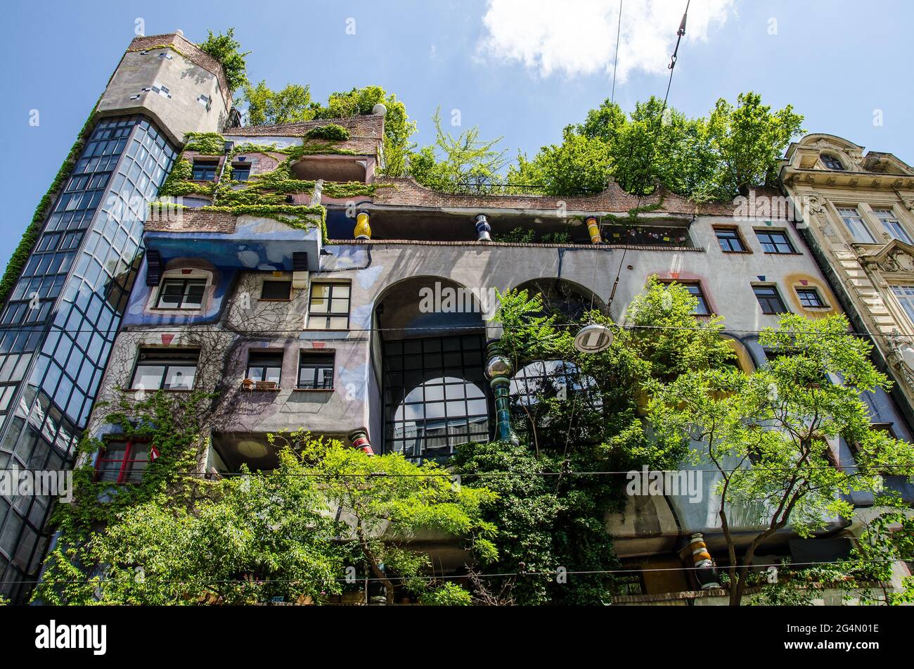 Das Hundertwasserhaus ist ein Wohnhaus in Wien, das nach der Idee und dem Konzept des österreichischen Künstlers Friedensreich Hundertwasser gebaut wurde Stockfoto