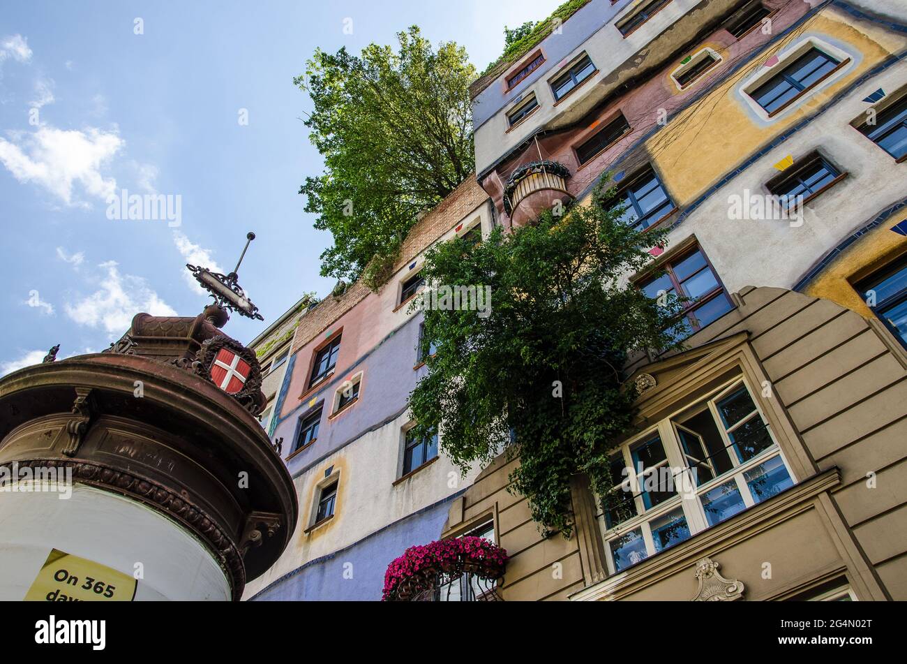 Das Hundertwasserhaus ist ein Wohnhaus in Wien, das nach der Idee und dem Konzept des österreichischen Künstlers Friedensreich Hundertwasser gebaut wurde Stockfoto