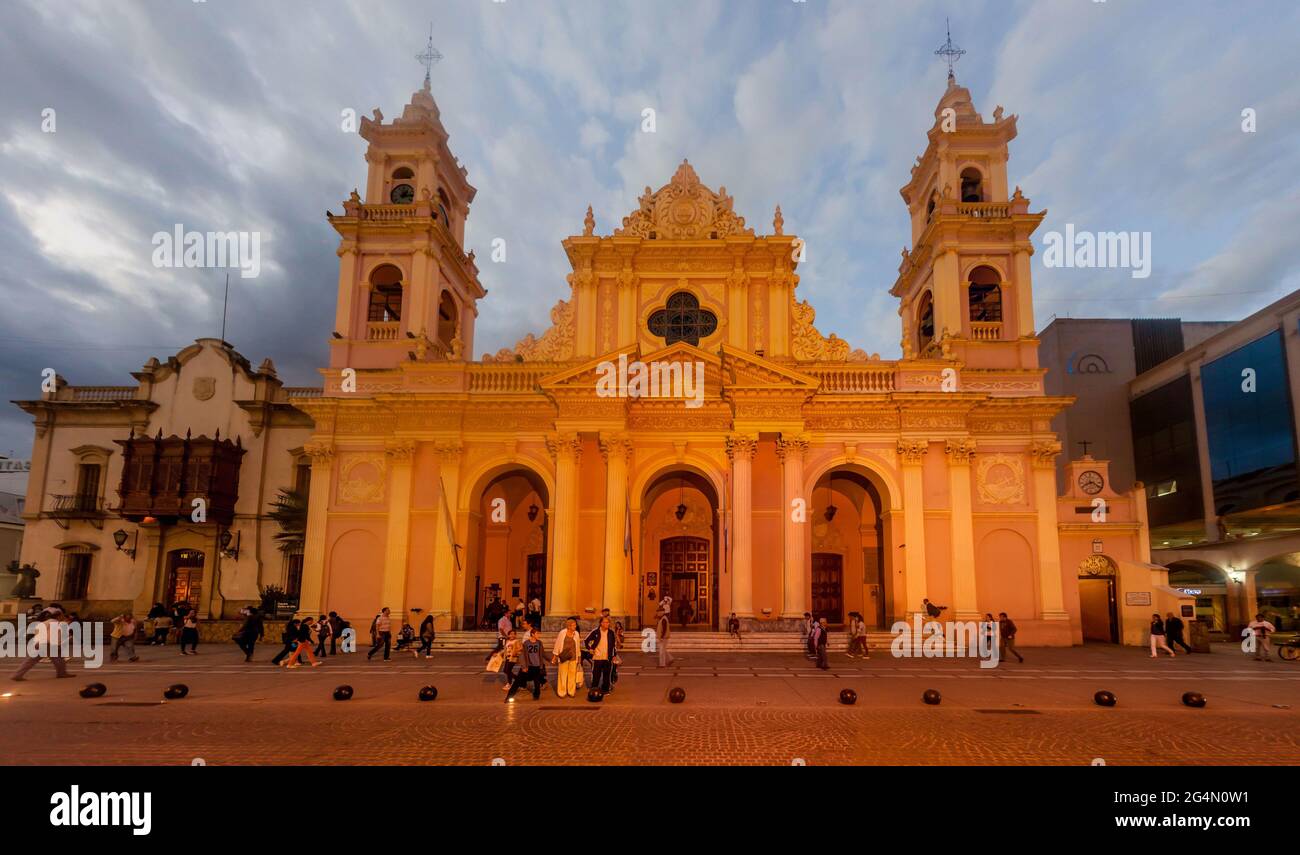 SALTA, ARGENTINIEN - 8. APRIL 2015: Basilika der Kathedrale und Heiligtum des Herrn und der Jungfrau des Wunders in Salta, Argentinien. Stockfoto