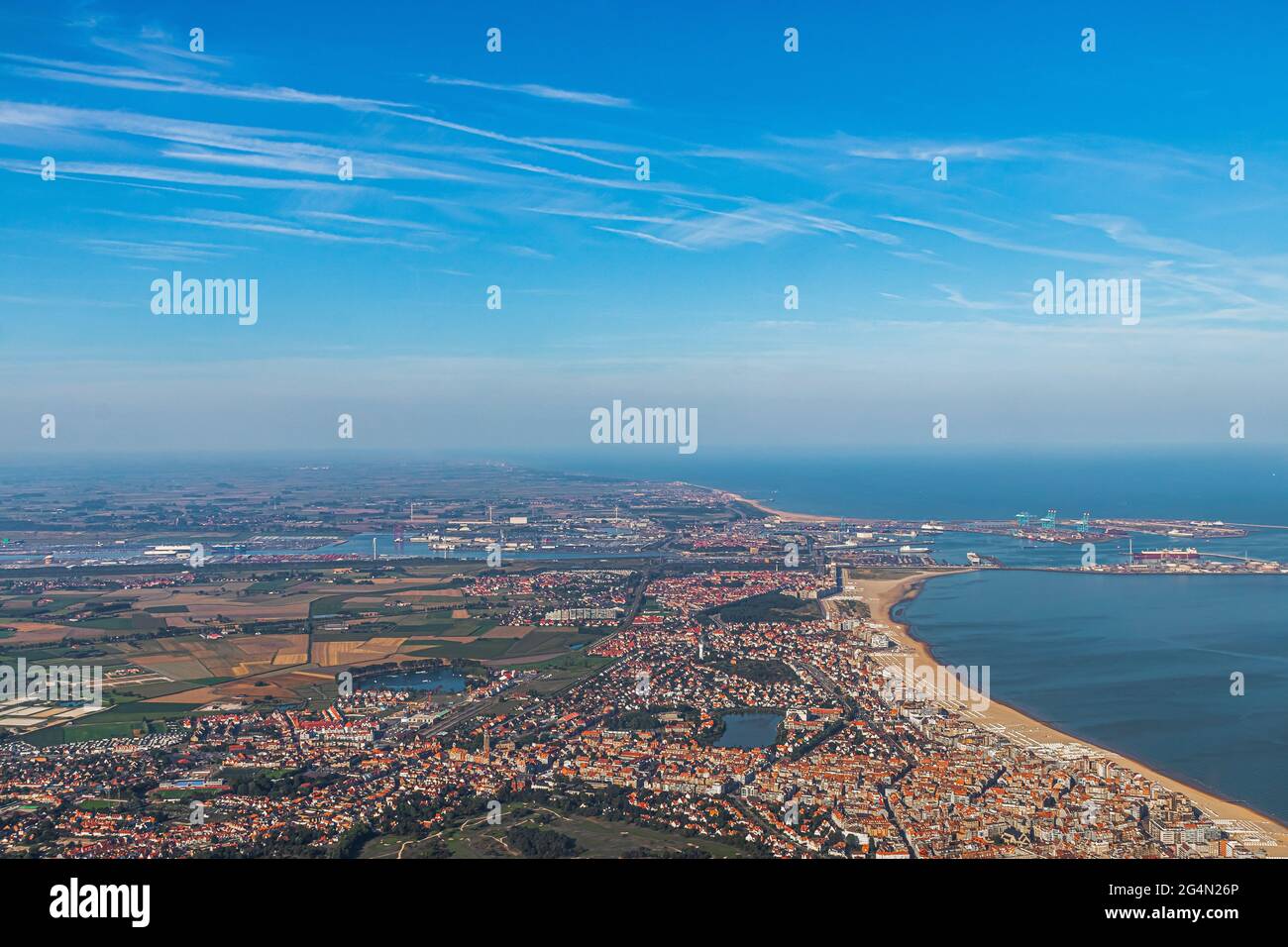 Knokke-Heist mit im Hintergrund dem Hafen von Zeebrugge Stockfoto