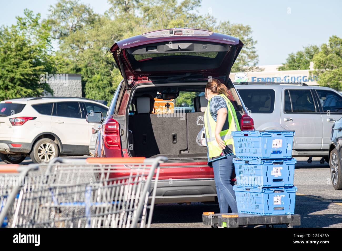 Vidalia, Georgia, USA - 6. Mai 2021: Ein Walmart-Mitarbeiter lädt Lebensmittel in das Fahrzeug eines Kunden, das an einem dafür vorgesehenen Abholbereich abgestellt ist. Stockfoto