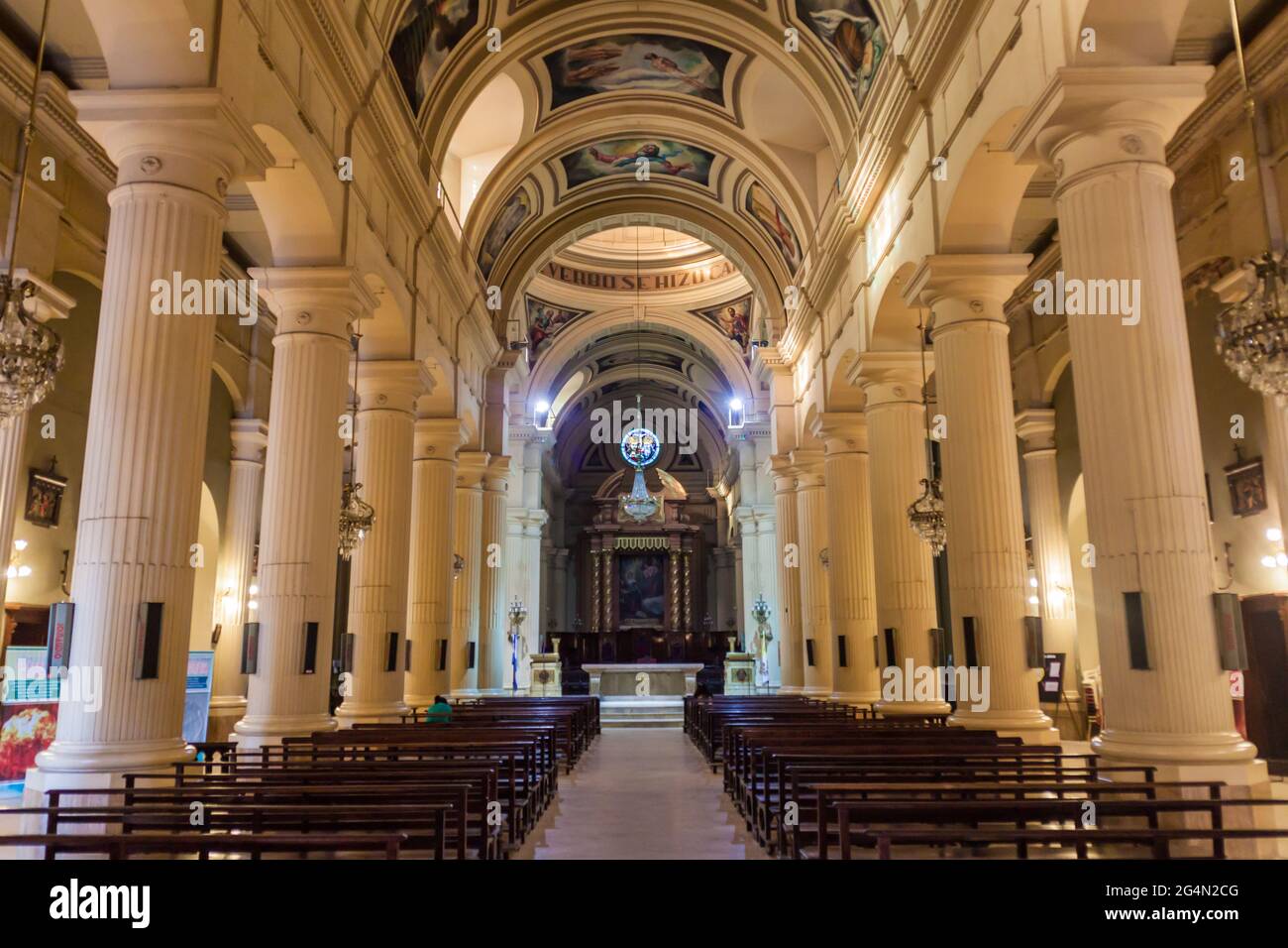 TUCUMAN, ARGENTINIEN - 4. APRIL 2015: Innenraum einer Kathedrale in San Miguel de Tucuman, Argentinien Stockfoto