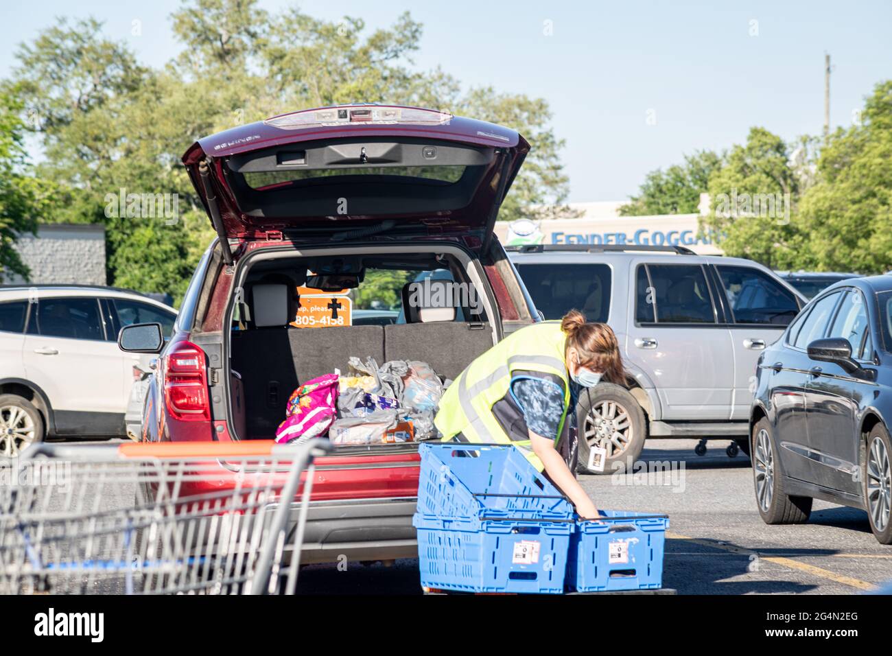 Vidalia, Georgia, USA - 6. Mai 2021: Ein Walmart-Mitarbeiter lädt Lebensmittel in das Fahrzeug eines Kunden, das an einem dafür vorgesehenen Abholbereich abgestellt ist. Stockfoto