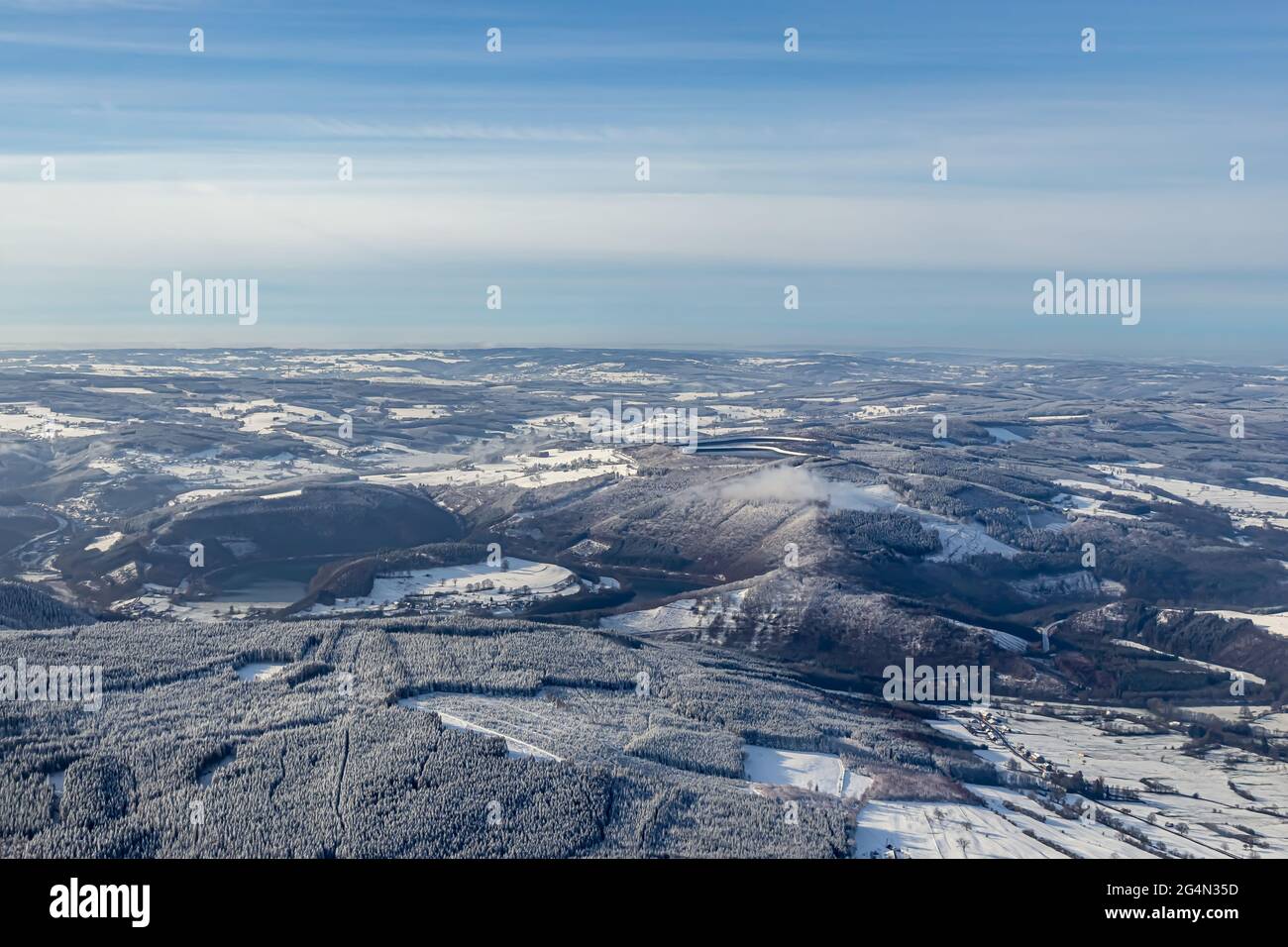 Luftüberblick über die belgischen Ardennen während eines Winterfluges mit einer erstaunlichen winterlichen Aussicht Stockfoto