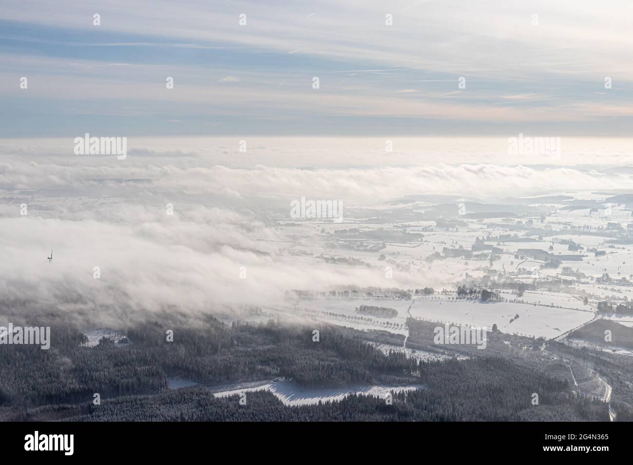 Luftüberblick über die belgischen Ardennen während eines Winterfluges mit einer erstaunlichen winterlichen Aussicht Stockfoto