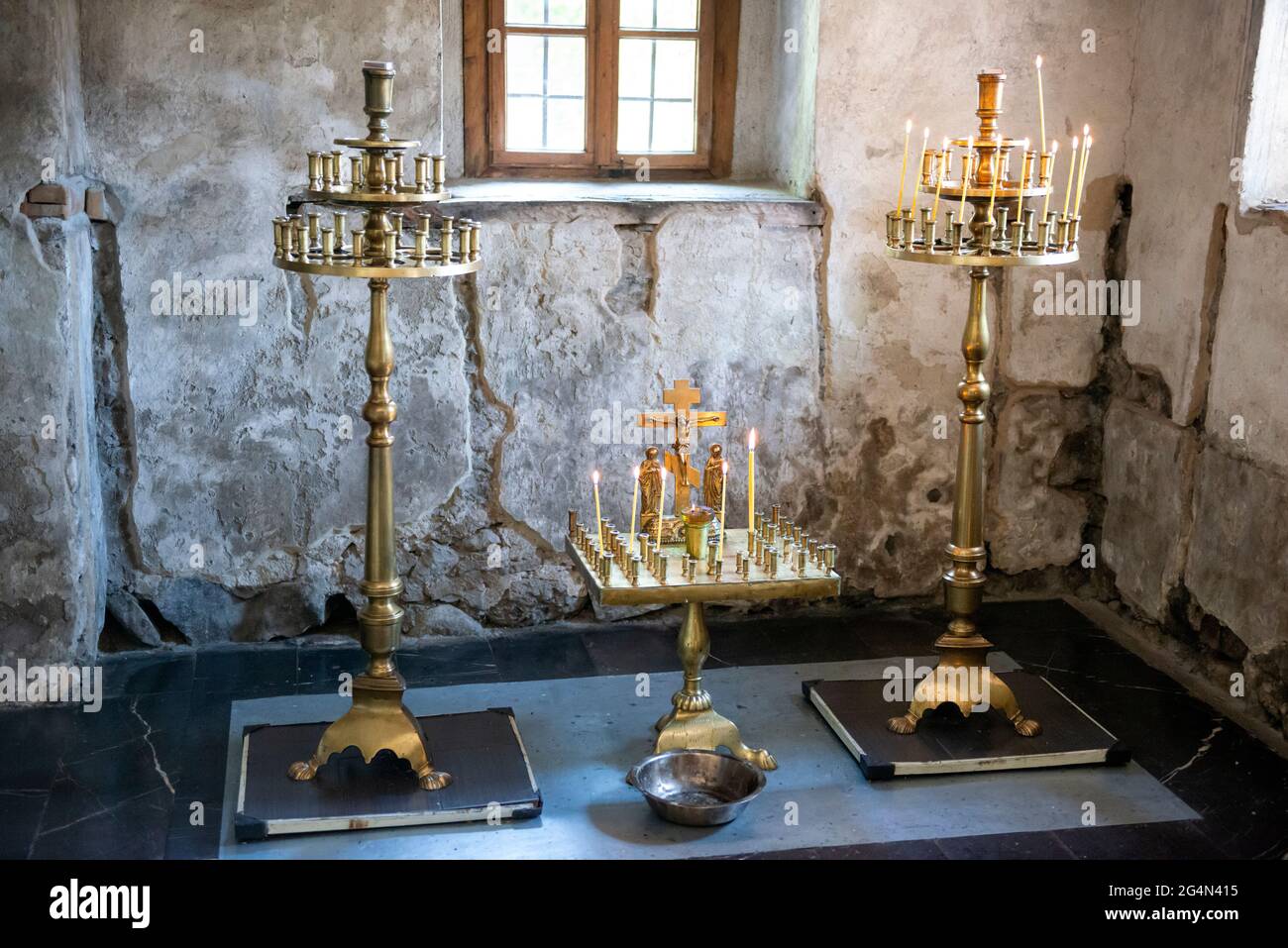 Orthodoxes Kircheninnere und Kerzenständer in der Kirche Sveta Nedelya, Beinhaus und Museum in Batak, Bulgarien, Balkan, Osteuropa, EU Stockfoto