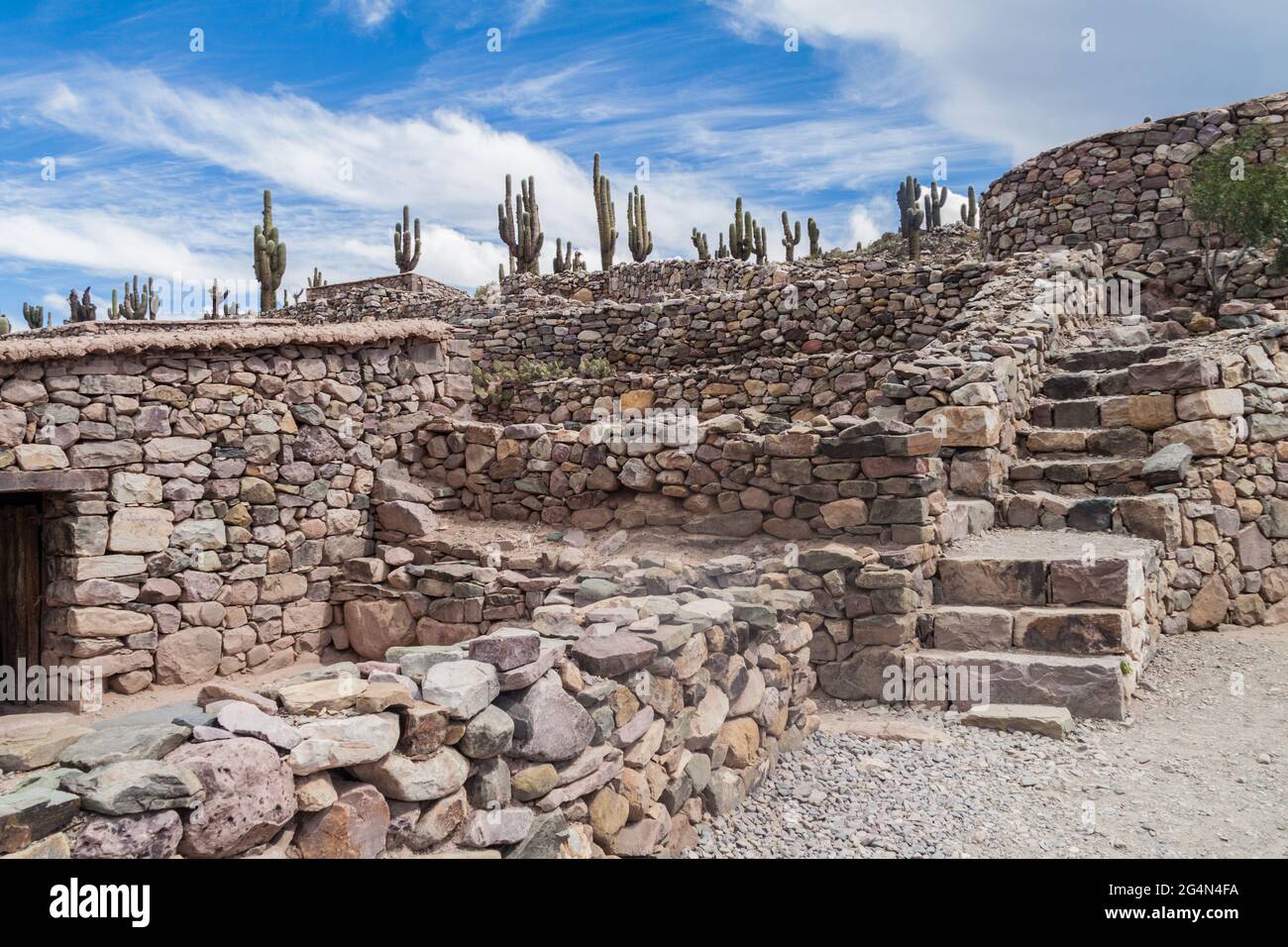 Ruinen der präkolumbianischen Festung Pucara in der Nähe des Dorfes Tilcara im Tal Quebrada de Humahuaca, Argentinien Stockfoto