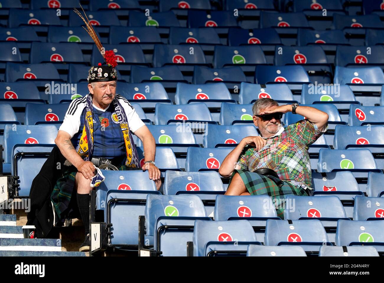 Schottland-Fans auf den Tribünen vor dem UEFA Euro 2020-Spiel der Gruppe D im Hampden Park, Glasgow. Bilddatum: Dienstag, 22. Juni 2021. Stockfoto