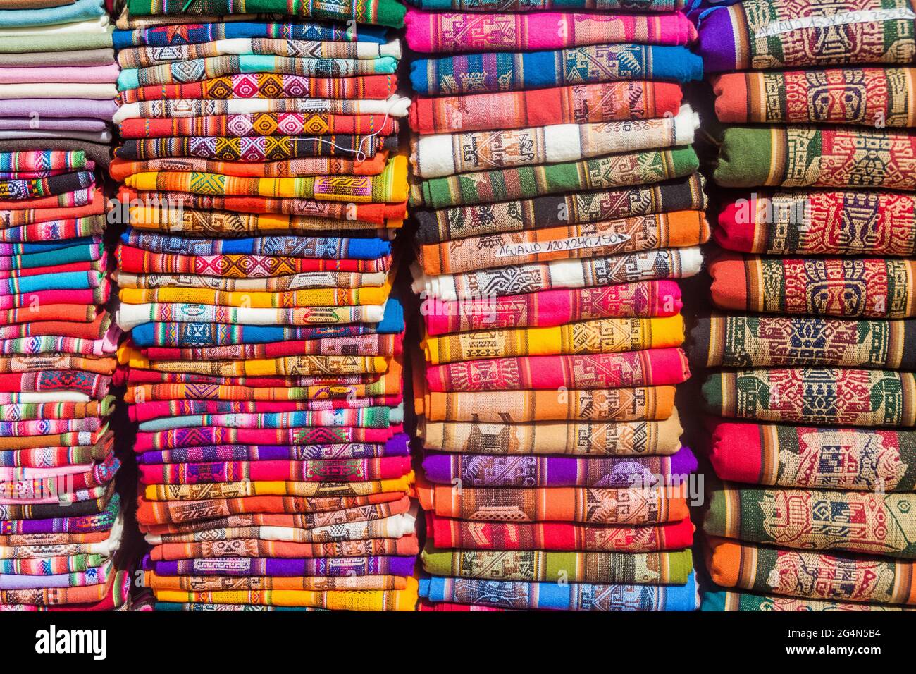 Stapel traditioneller Textilprodukte im Dorf Humahuaca, Argentinien Stockfoto