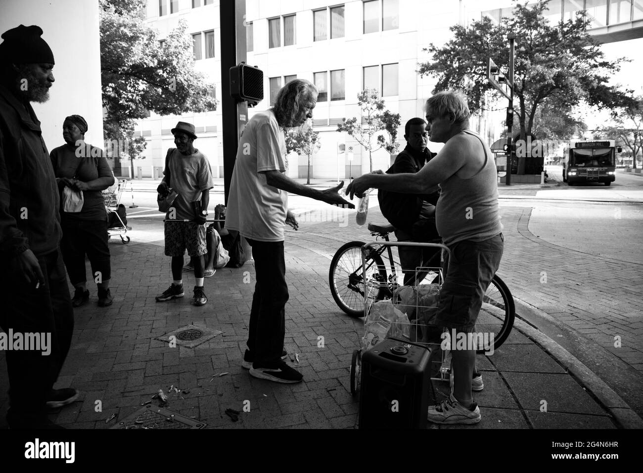 Zephyrhills, Florida, USA. Juni 2021. Dennis Celentano verteilt am frühen Morgen Wasser und Sandwiches an Obdachlose in der Nähe des Greyhound Bus Terminals in der Innenstadt von Tampa. Quelle: Robin Rayne/ZUMA Wire/Alamy Live News Stockfoto