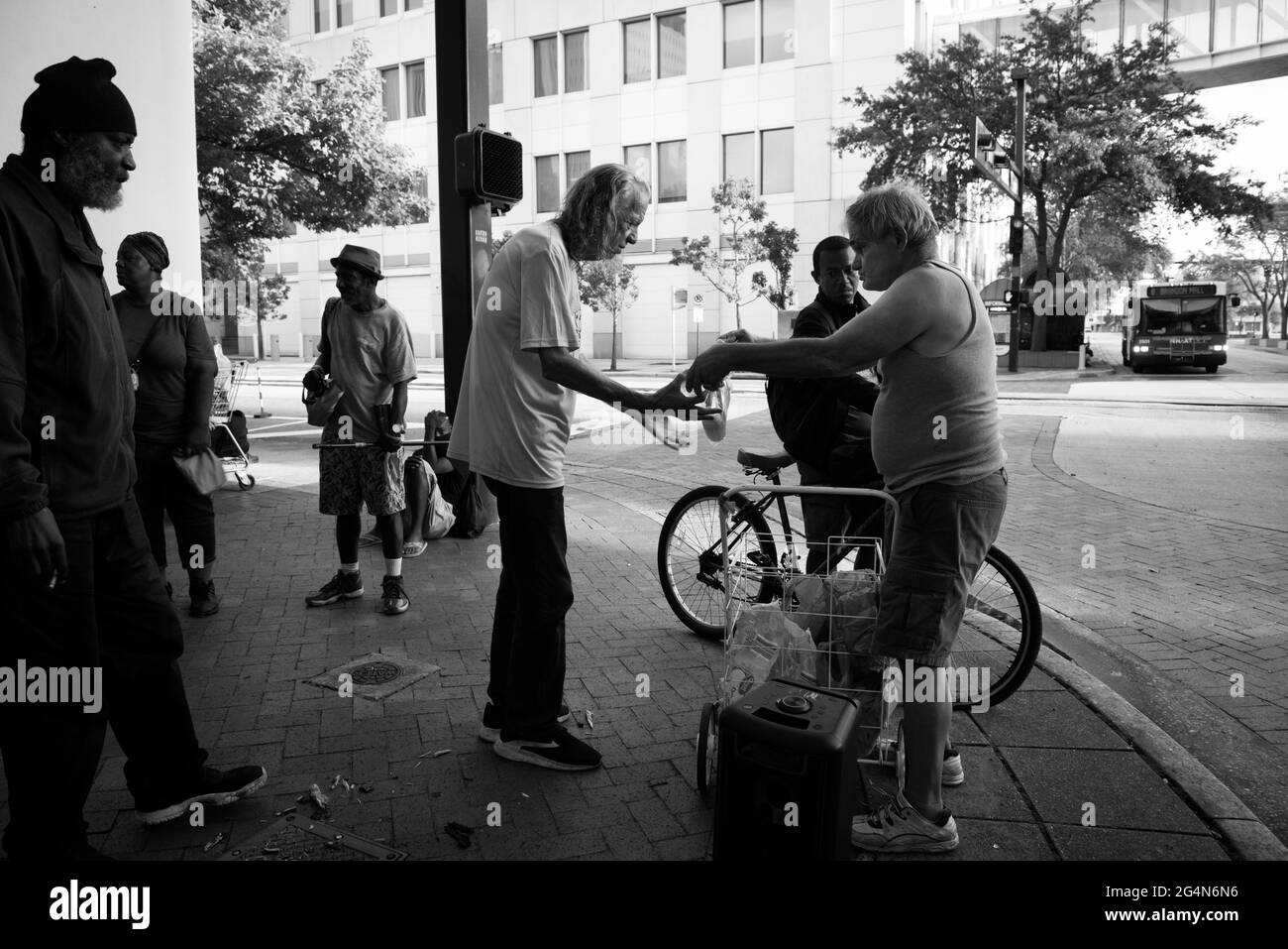 Zephyrhills, Florida, USA. Juni 2021. Dennis Celentano verteilt am frühen Morgen Wasser und Sandwiches an Obdachlose in der Nähe des Greyhound Bus Terminals in der Innenstadt von Tampa. Quelle: Robin Rayne/ZUMA Wire/Alamy Live News Stockfoto