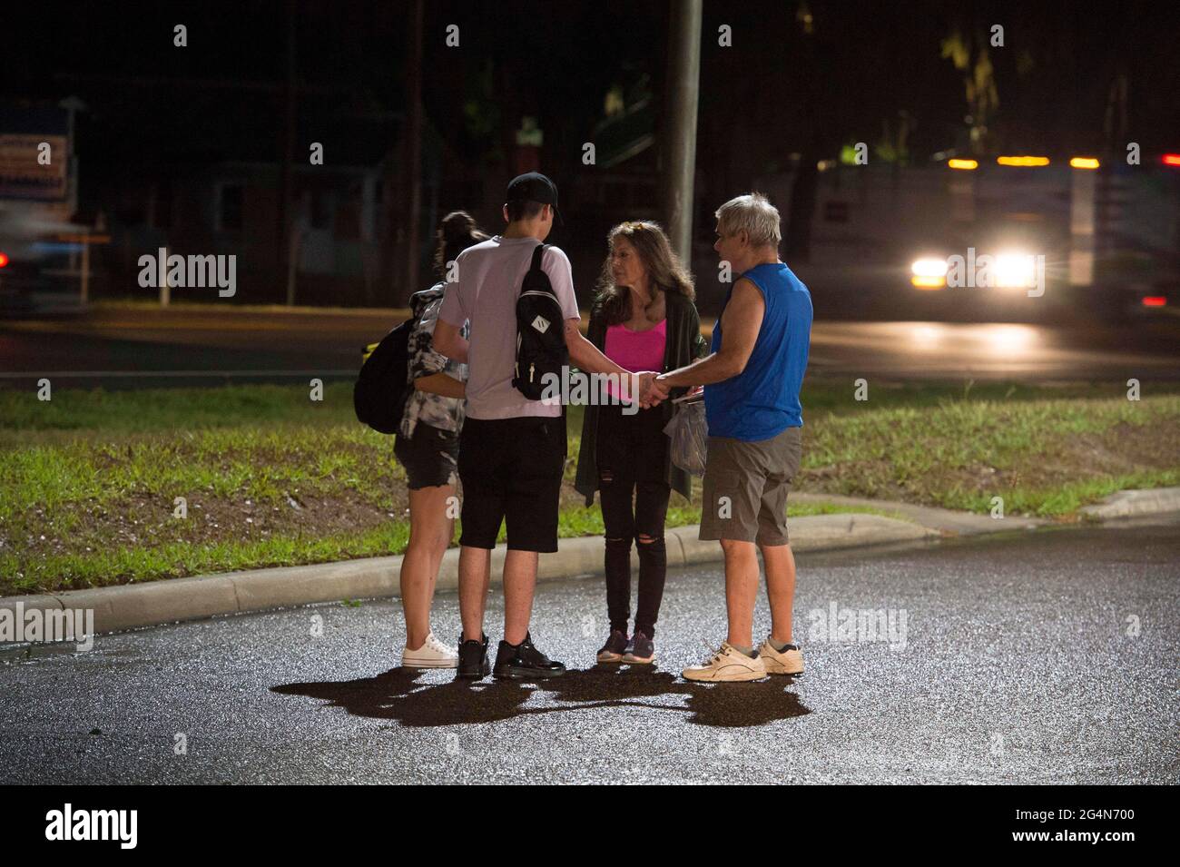 Zephyrhills, Florida, USA. Juni 2021. Maria Rapoza und ihr Mann Dennis Celentano treffen sich mit einem jungen, obdachlosen Paar entlang einer Autobahn in Zentral-Florida, feiern mit ihnen und teilen sich Essen und Sandwiches als Teil ihrer Mission. Quelle: Robin Rayne/ZUMA Wire/Alamy Live News Stockfoto